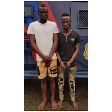 Man Robs motorist stopped by traffic light.